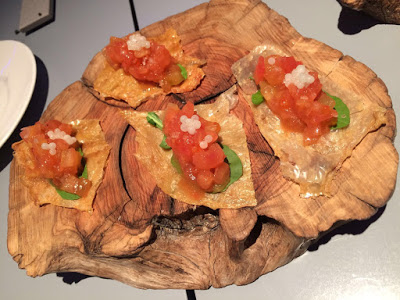 4. TARTAR DE TOMATE CON HUEVAS DE CARACOL